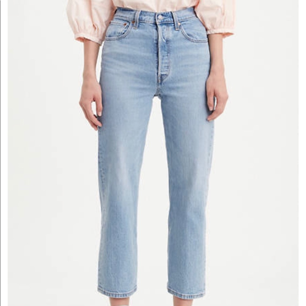 NWT Sold out Levi’s Ribcage Straight Ankle  Jean